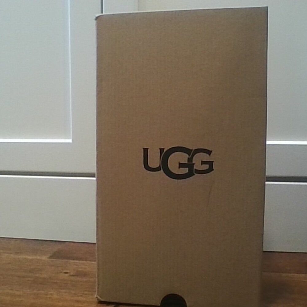 black tazman uggs slippers, women size 6